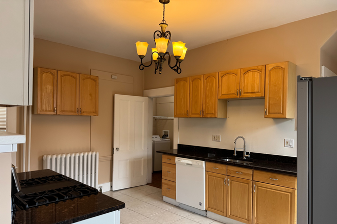 . - HUGE 6 BED/4 BATH WITH IN-UNIT LAUNDRY!! AVAIL 8/29/2027!! Apartments