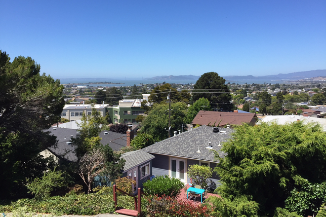 Apartment is in a quiet neighborhood near Albany and N. Berkeley with beautiful views - Sunny Modern Furnished One Bedroom Suite Near El Cerrito Plaza Bart Station Apartments