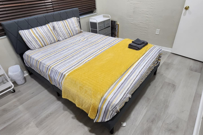 bedroom - Spacious 4-Bed Oasis – Just 1 Mile from Campus!