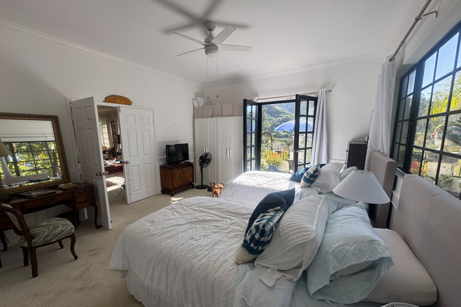 Downstairs room has private outdoor sitting area - Room in resort style house near hiking trail