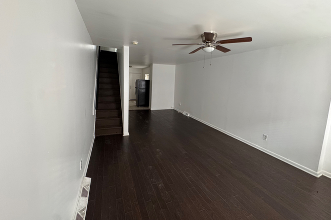 Living Room - Walking Distance to Campus House