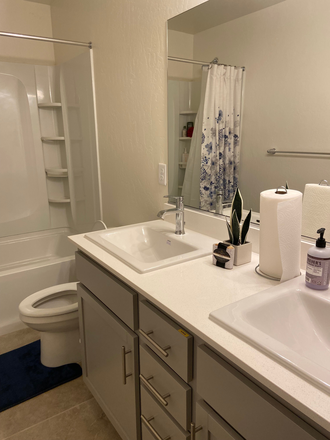 Bathroom - Private room - utilities included, shared bathroom, near campus & bus stop House