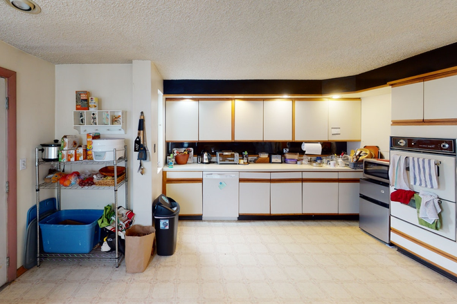 Call NOW for showings! 617-236-8600 - PRINCETON ST - HUGE DUPLEX 4BR/1BA FOR *9/1/2026* NEAR TUFTS W/ PRKNG INC, LNDRY IN UNIT, SUNROOM!