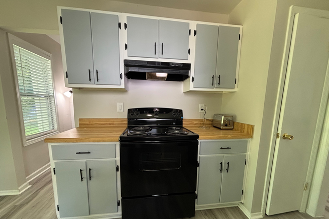 Kitchen with electric stove and oven - Shared housing 0.8 miles to KSU (utilities included) House