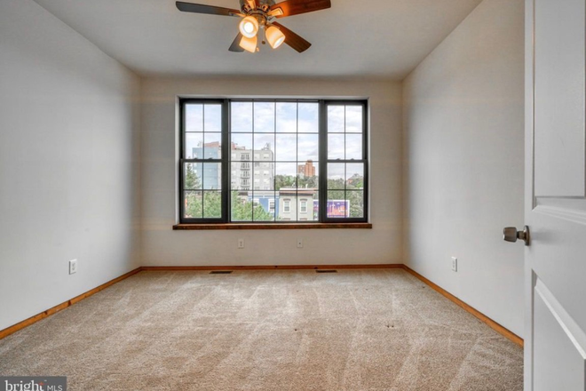 Bedroom - Private Room in 3B3B House Available for Summer