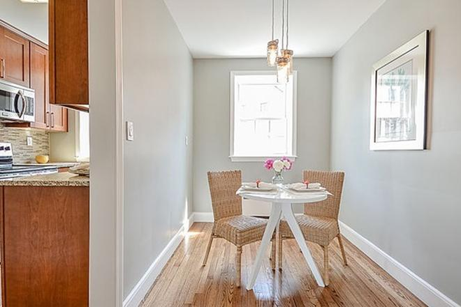 Dining Room - Brookline Apartment, 30 min walk to campus