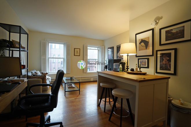 1 - JUNE - Discounted Broker Fee -Back Bay 1 bed w/ hardwood, hot water included + Laundry Apartments