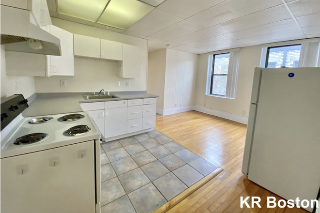 - - Short Commute to Campus! Spacious 2 bed w/ laundry in the Building Apartments