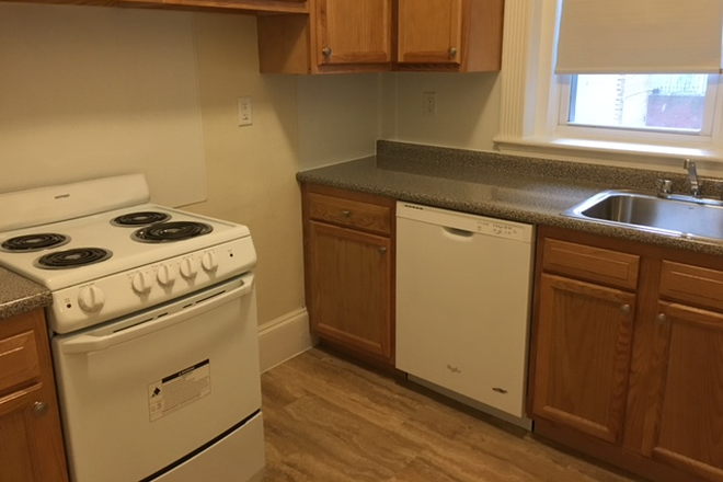 Hub Realty - Front large 3 bedroom split with newly finished floors before move-in Apartments