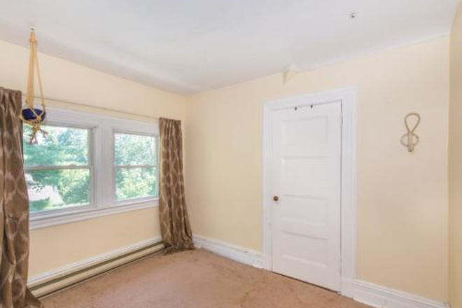 Bedroom 3rd Floor - Summer - 1 bedrooms available in a 4 beds 2 baths Apartment. Walking distance w/utilities included