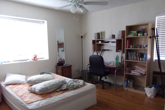 Bedroom - PRIVATE BEDROOM WALKING DISTANCE TO UCR, $725, SHARED BATH AVAILABLE 1/1/25 House