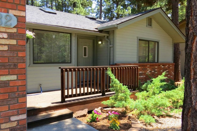 front entry - $850 - Bedroom/bathroom in 3BR/3Bath 1,200 ft2 house available now