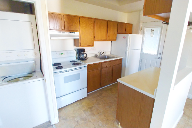 Kitchen - Sunny 2Br/1Bth near Hopkins