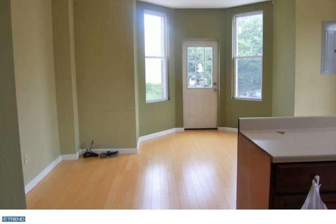 Living Room with Bay Window - Temple Share - Incl. Utilities $575/$675 unfurnished/furnished Apartments