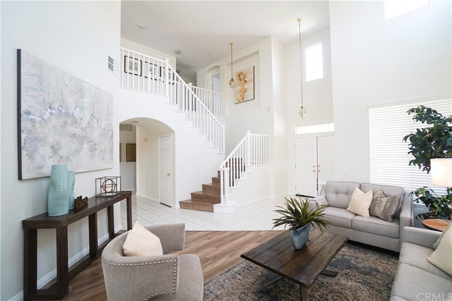 Entrance and stairs - 🏠Huge house ~4 minutes from UCR -🚨July 1st Move in SPECIAL🚨