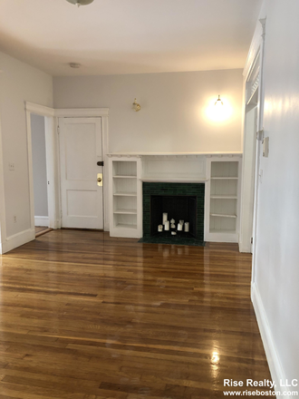 Common area + fireplace - 3-BEDROOM APARTMENT IN CLEVELAND CIRCLE