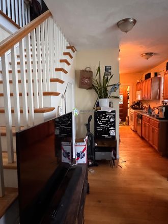 1 - Spacious 6B/2B with no broker fee close to Tufts! Duplex