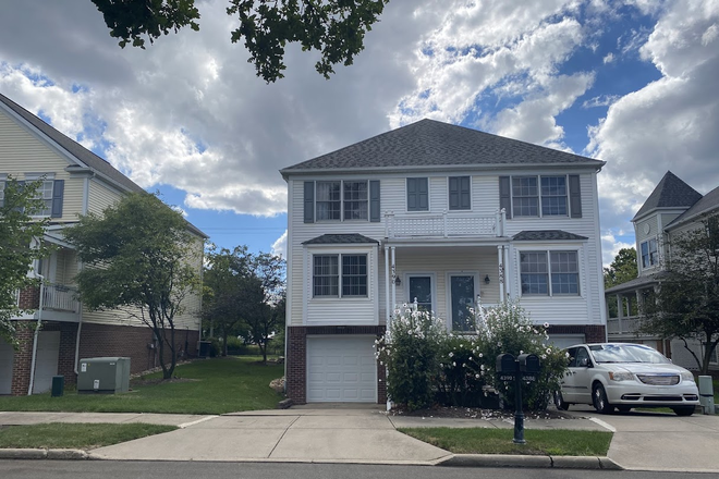 Front of House, Street View - Bedroom in Townhouse with Shared Area (in-unit washer/dryer) - Women only