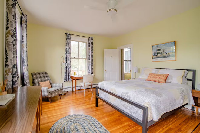Rental Bedoom (Air Room) - Private Bedroom and Bath in Historic Providence Home (Air Room)