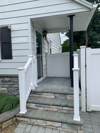 Screen Door - Updated Studio Apartment in East Meadow (Private Entrance)