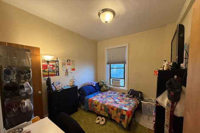 Bedroom - JAN-AUG (spring, summer 1, summer 2): Sunny, close to campus, 3 roommates Apartments