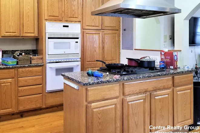 Kitchen - MASSIVE 5 bedroom with huge eat-in kitchen! NO FEE Apartments