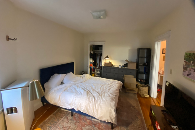 ! - NO FEE studio on COMM AVE, HT/HW incl! Ref# 252773177 Apartments