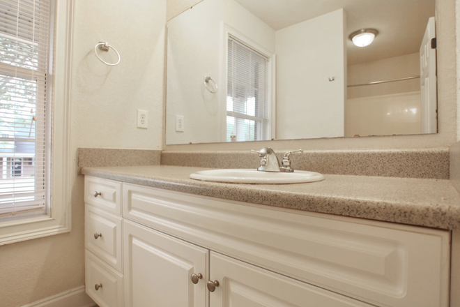 Private bathroom - Eagles Landing Townhome