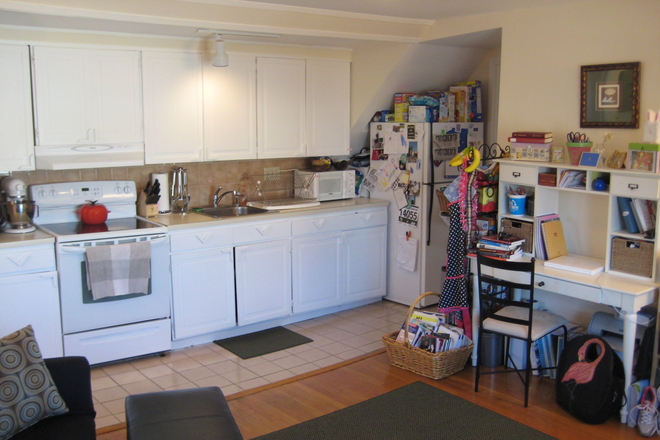 3 - Sept 2026 Beautiful 1 Bed / All Utilities inclu and NO BROKER FEE! Triplex