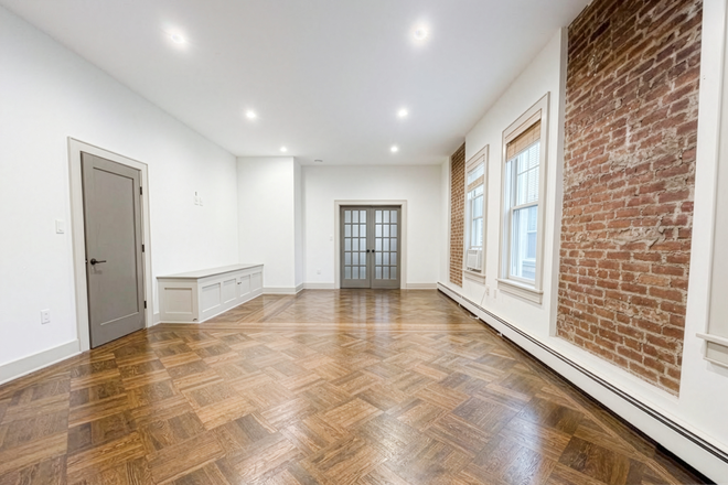 Living room - Ridgewood high ceilings top floor! Only one other unit in the building! Rarely available! Duplex