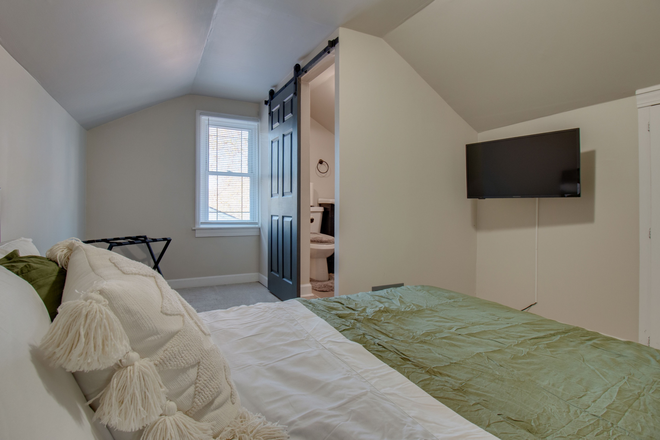 Attic bedroom $1050 - Short commute to campus / spacious rooms! House