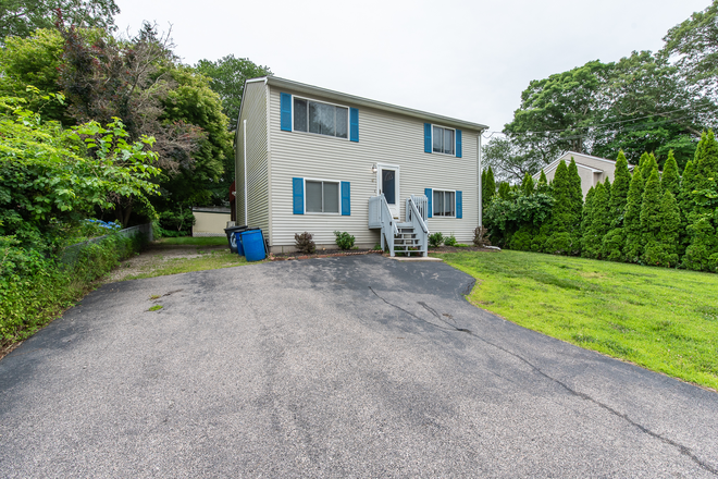 Front of house - 4 Bedroom student Rental! Beautiful 4 bedroom available in Bonnet Shores! House