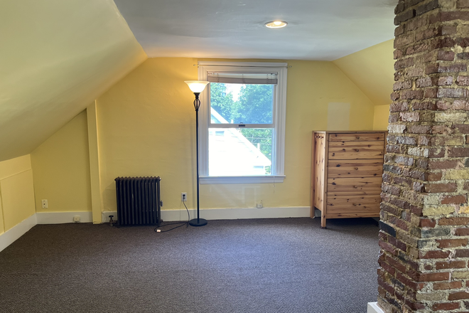 Bedroom - 3 of 3 pictures - 1Bed1Bath MagazineSt - MemorialDr Cambridgeport:$1650/month (heat, water incl) House