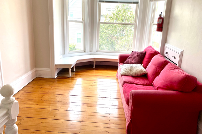 Landing / Common Area - Utilities Included. Beautiful Room. Lovely Apartment. Walk to Brown.