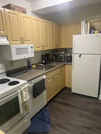 Kitchen - South Campus Commons 7 Lease Transfer Apartments