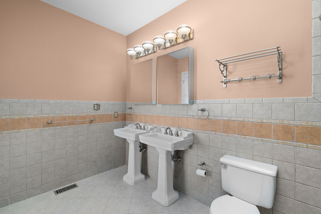 bathroom - 1925 Lasalle Apartments