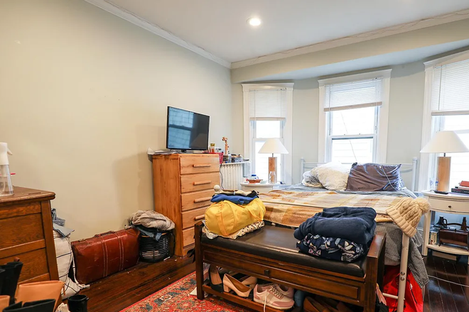 Middle Left Bedroom - 80 Wallingford Rd Sunny 2nd Floor Apartment Close to Campus