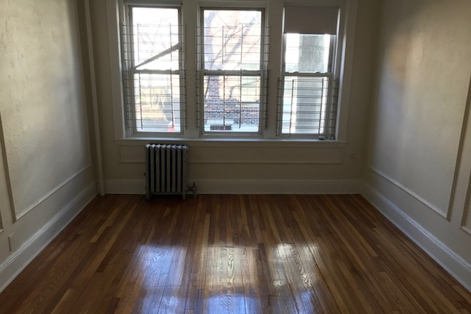 hubrealtyproperties.com - Front 2 bedroom with balcony,  renovated kitchen and bathroom Apartments