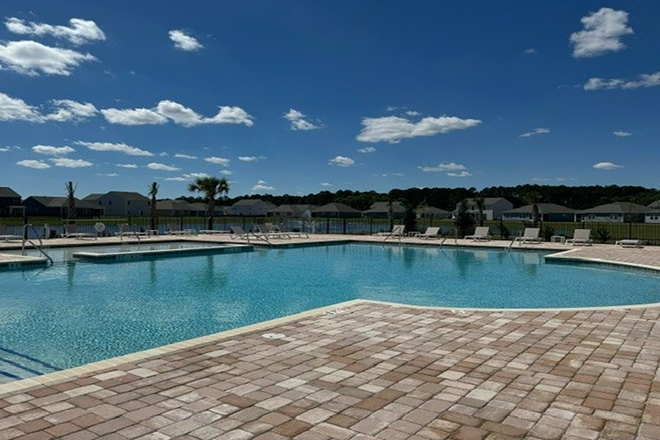 Community Pool - Brand New House Share!