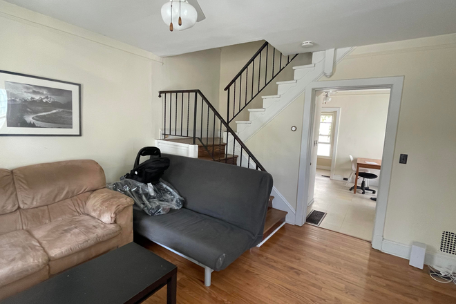 Living Room - Room in Shared House 5 Min away from Campus