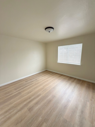 bed - 1 block from Koret Center USF campus Apartments