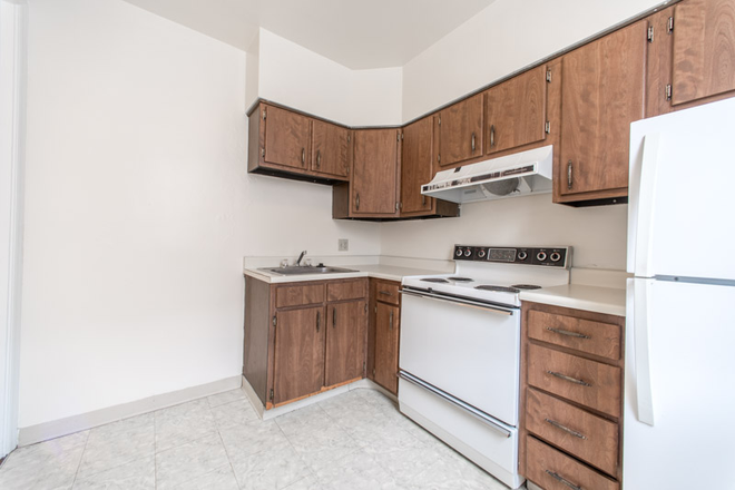 Kitchen - 112-122 E McMillan Apartments