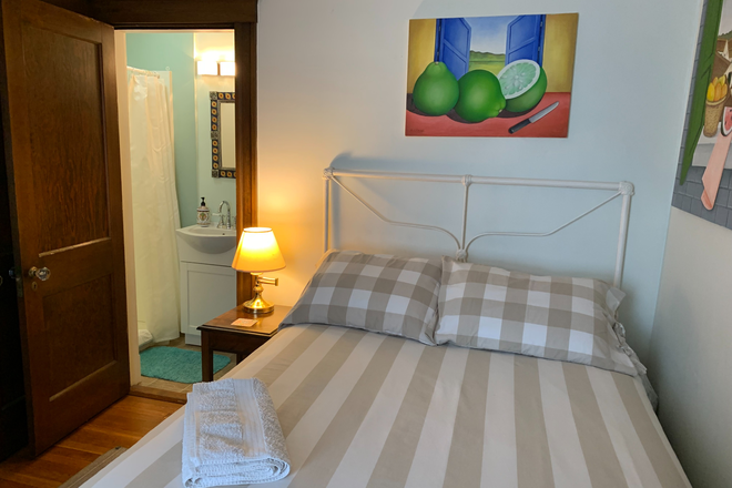 Pomelo bed- bathroom - Furnished cozy, clean bedroom with private bathroom close to Tufts/Harvard