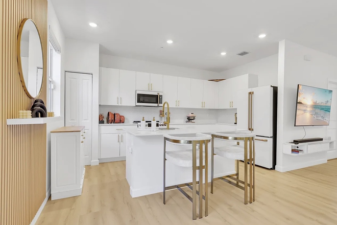 Kitchen - Spacious Townhome in a gated community