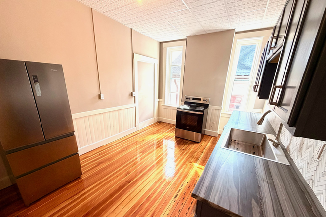 Granite kitchen - Avail 7/1/26 Center of Amherst 4 Bedroom