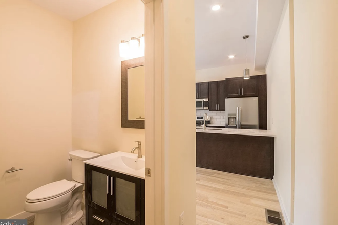Hallway view of half bathroom & kitchen - Apartment Near Rittenhouse Square