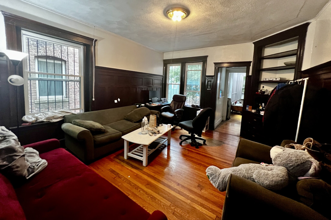 . - Spacious 3 Bedroom/1 Bathroom Apartments Unit in Jamaica Plain!