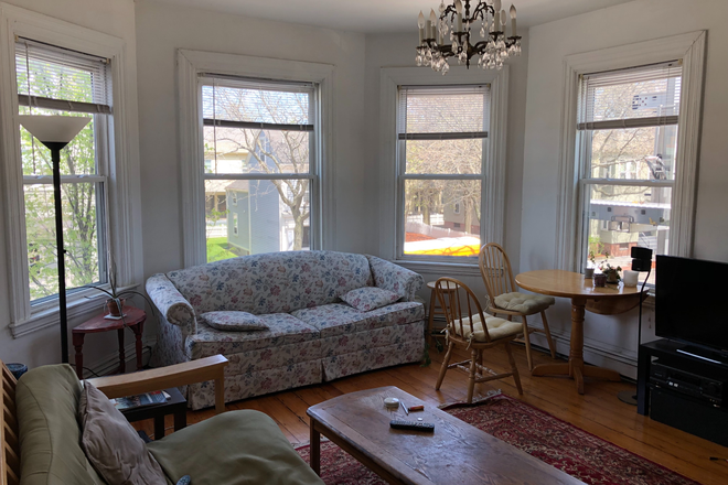 LR - **NO BROKERS FEE!!**Spacious 4 Bedroom unit near campus w/ in-unit laundry  available 09/01/2026 Apartments