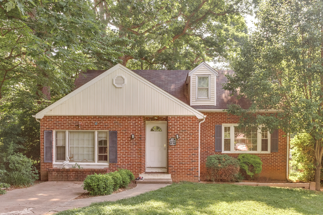 Front - 127 Rosedale Cir - Backs up to WFU campus! House