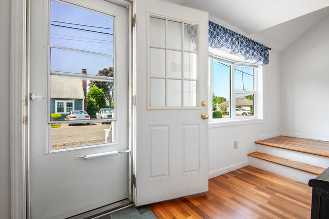 Front Door - Walk to Scarborough Beach, close to everything! House
